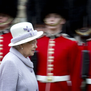 La reine Elizabeth passe en revue ses troupes, dont les Coldstream Guards, à Windsor en 2012. 