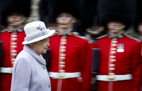 La reine Elizabeth passe en revue ses troupes, dont les Coldstream Guards, à Windsor en 2012. 