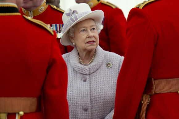 La reine Elizabeth passe en revue ses troupes, dont les Coldstream Guards, à Windsor.