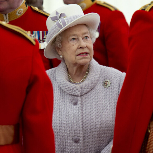 La reine Elizabeth passe en revue ses troupes, dont les Coldstream Guards, à Windsor.