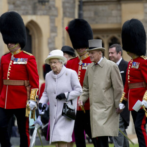 La reine Elizabeth et son mari le prince Philip passent en revue leurs troupes, dont les Coldstream Guards, à Windsor en 2012.