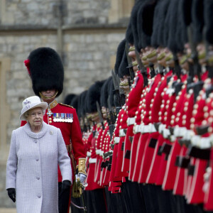 La reine Elizabeth passe en revue ses troupes, dont les Coldstream Guards, à Windsor en 2012.