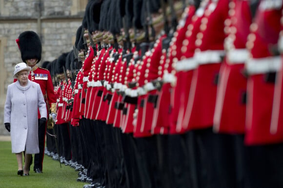 La reine Elizabeth passe en revue ses troupes, dont les Coldstream Guards, à Windsor en 2012.