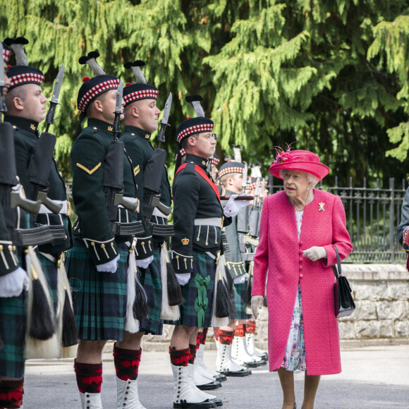 La reine Elisabeth II d'Angleterre lors d'une inspection des troupes de Balaklava Company, 5ème Bataillon du Régiment Royal d'Écosse à Balmoral, Royaume Uni, le 9 août 2021.