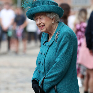 La reine Elisabeth II d'Angleterre visite le plateau de tournage de la série "Coronation Street" à Manchester, le 8 juillet 2021.