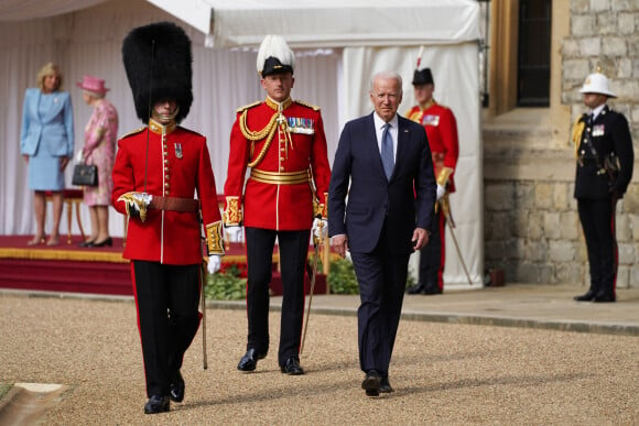 Le président des Etats-Unis Joe Biden et sa femme Jill Biden en visite au château de Windsor en compagnie de la reine Elisabeth II, le 13 juin 2021.