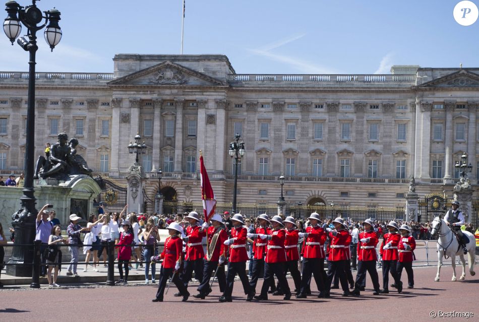 La garde de la reine Elizabeth II, chargée de protéger les palais de