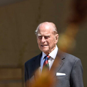 La reine Elisabeth II d'Angleterre et le prince Philip, duc d'Edimbourg passent en revue les gardes de la reine dans les jardins de Buckingham le 9 juillet 2015.