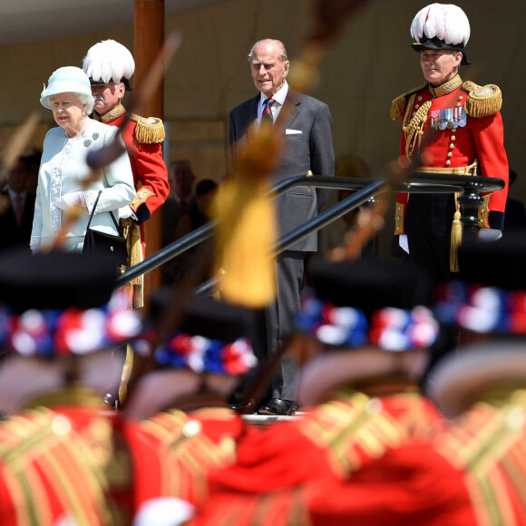 La reine Elisabeth II d'Angleterre et le prince Philip, duc d'Edimbourg passent en revue les gardes de la reine dans les jardins de Buckingham le 9 juillet 2015.