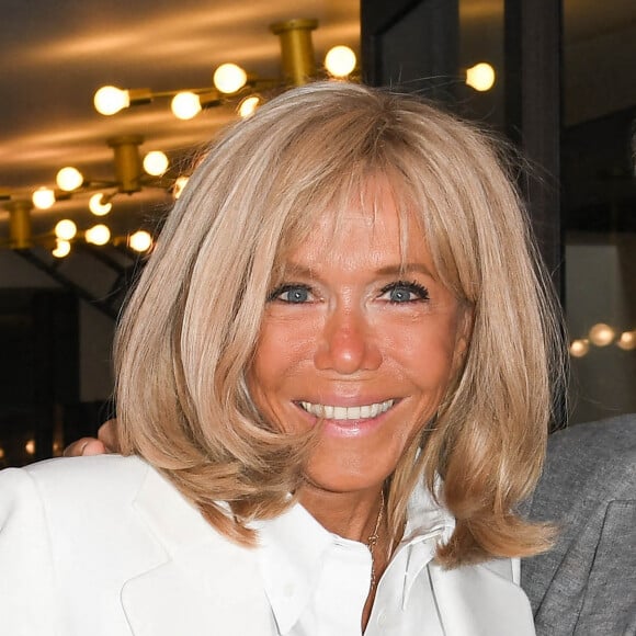 La Première Dame Brigitte Macron et Dominique Besnehard vont déjeuner au restaurant chez Paul lors du 14ème festival du film francophone d'Angoulême, France. © Coadic Guirec/Bestimage 