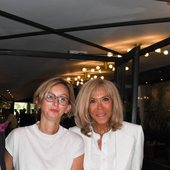 La Première Dame Brigitte Macron et guest vont déjeuner au restaurant chez Paul lors du 14ème festival du film francophone d'Angoulême, France, le 25 août 2021. © Coadic Guirec/Bestimage 