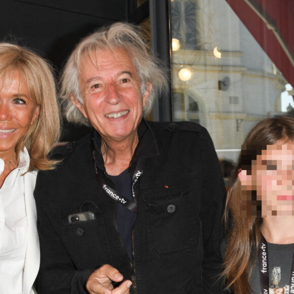 La Première Dame Brigitte Macron, Jacques Doillon et sa fille Lina vont déjeuner au restaurant chez Paul lors du 14ème festival du film francophone d'Angoulême, France, le 25 août 2021. © Coadic Guirec/Bestimage