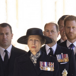 La princesse Anne, David Armstrong-Jones, comte de Snowdon, Peter Phillips, le prince Edward, comte de Wessex, le prince Harry, duc de Sussex aux funérailles du prince Philip, duc d'Edimbourg à la chapelle Saint-Georges du château de Windsor, le 17 avril 2021. 