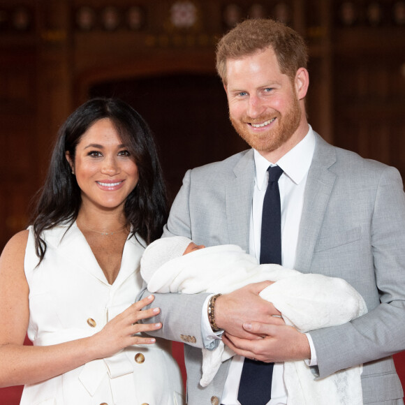 Le prince Harry et Meghan Markle, duc et duchesse de Sussex, présentent leur fils Archie dans le hall St George au château de Windsor.