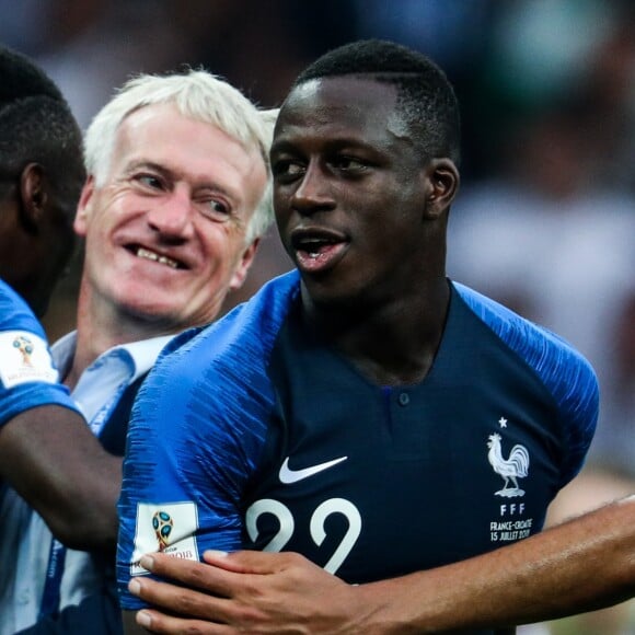 Raphael Varane, manager Didier Deschamp et Benjamin Mendy le 15 juilet 2018, en finale de la Coupe du Monde en Russie.