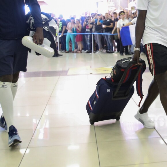 Paul Pogba et Benjamin Mendy - Départ des joueurs de l'équipe de France de football de l'aéroport de Moscou pour la France, après leur victoire lors de la Coupe du Monde 2018 en Russie. Le 16 juillet