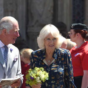 Le prince Charles, prince de Galles, et Camilla Parker Bowles, duchesse de Cornouailles, quittent la cathédrale d'Exeter, le 19 juillet 2021.