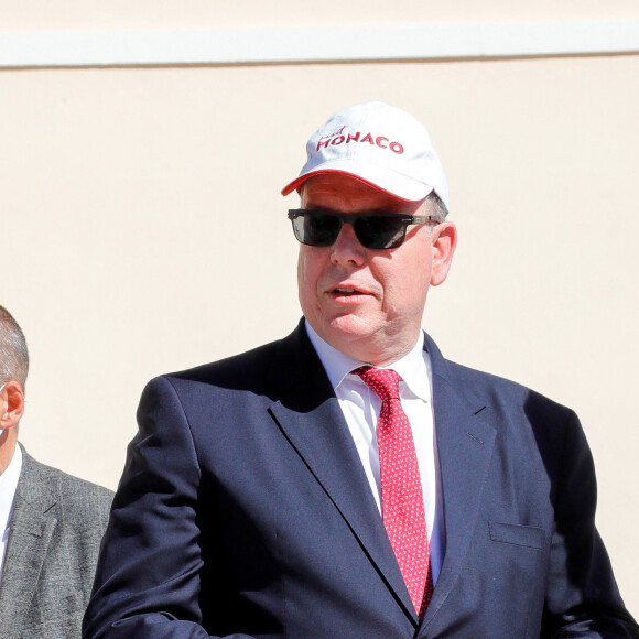 Exclusif - Le prince Albert II de Monaco au départ de l'ultra Trail Côte d'Azur Mercantour 2021 depuis la Place du Palais de la principauté de Monaco, le 9 juillet 2021. La 7ème édition de l'Ultra Trail Côte d'Azur Mercantour s'est élancée ce vendredi 9 juillet à 10h depuis la Place du Palais Princier à Monaco. Le départ a été donné par SAS le Prince Albert II de Monaco aux cotés de Carine Papy, Vice Présidente du Conseil Départemental - chargée des sports, de la culture et de l'éducation. Mme Manuela Garelli, présidente de l'association New Dream Côte d'Azur et son directeur Laurent Lerousseau sont fiers d'avoir pu permettre aux coureurs de vivre une expérience unique pour cette épreuve majeure du Département des Alpes Maritimes. © Claudia Albuquerque/Bestimage