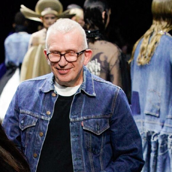Après avoir présenté son dernier défilé l'année dernière, Jean Paul-Gaultier a annoncé une nouvelle stratégie pour son label éponyme, en nommant Chitose Abe de sacai comme premier designer invité de la marque. La créatrice japonaise a enfin dévoilé ses créations pour JPG, dont une collaboration Nike VaporWaffle.