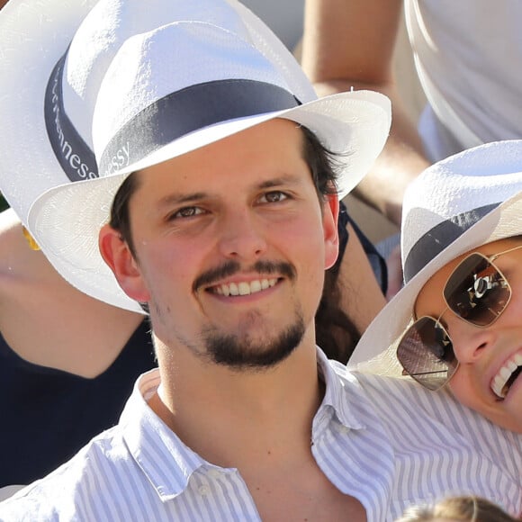 Laury Thilleman (Miss France 2011) et son compagnon le chef cuisinier Juan Arbelaez dans les tribunes lors des internationaux de tennis de Roland Garros à Paris, France, le 1er juin 2019. © Jacovides-Moreau/Bestimage