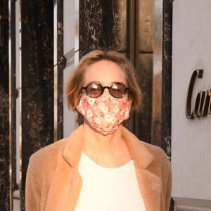 Sharon Stone passe chez Optometrix pour acheter des lunettes de soleil à Beverly Hills le 10 décembre 2020.