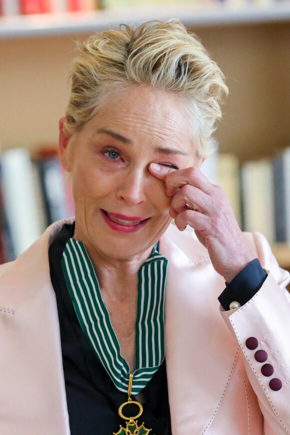 L'actrice américaine Sharon Stone reçoit les insignes de Commandeur dans l'Ordre des Arts et des Lettres en marge de la soixante-quatorzième édition du Festival de Cannes, France. © Patrice Lapoirie/Nice Matin/bestimage