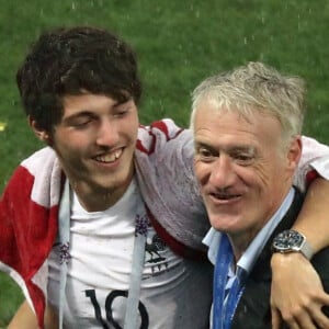 Didier Deschamps et son fils Dylan - L'équipe de France sur la pelouse du stade Loujniki après leur victoire sur la Croatie (4-2) en finale de la Coupe du Monde 2018 (FIFA World Cup Russia2018), le 15 juillet 2018.