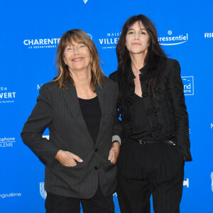 Jane Birkin et sa fille Charlotte Gainsbourg au photocall du film "Jane par Charlotte" lors du 14ème Festival du Film Francophone d'Angoulême. Le 27 août 2021 © Coadic Guirec / Bestimage