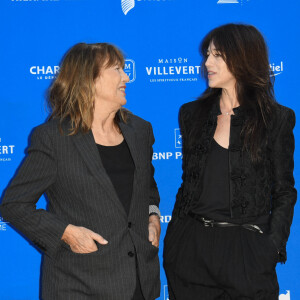 Jane Birkin et sa fille Charlotte Gainsbourg au photocall du film "Jane par Charlotte" lors du 14ème Festival du Film Francophone d'Angoulême. Le 27 août 2021 © Coadic Guirec / Bestimage