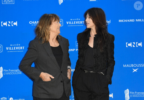 Jane Birkin et sa fille Charlotte Gainsbourg au photocall du film "Jane par Charlotte" lors du 14ème Festival du Film Francophone d'Angoulême. Le 27 août 2021 © Coadic Guirec / Bestimage