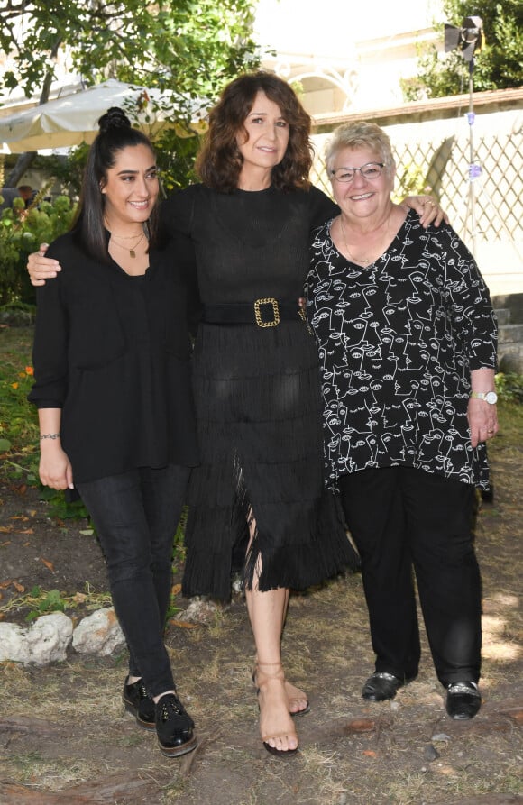 Victoria Petrosillo, Valérie Lemercier et Danielle Fichaud au photocall du film "Aline" lors du 14ème Festival du Film Francophone d'Angoulême. Le 28 août 2021 © Coadic Guirec / Bestimage