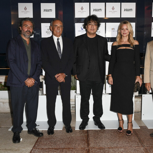 Saverio Costanzo, Alberto Barbera, le président du jury Bong Joon Ho, Virginie Efira et Roberto Cicutto lors de la soirée organisée par le magazine "Variety" lors du 78ème Festival International du Film de Venise, la Mostra. Venise, le 31 août 2021.