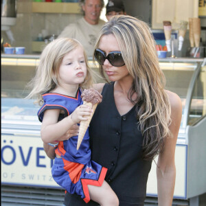 Victoria Beckham et son fils Romeo à Saint-Tropez en 2005.