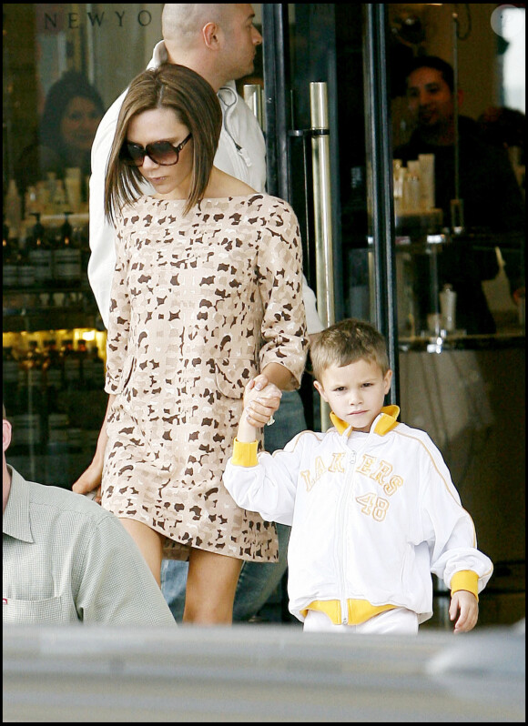 Victoria Beckham et son fils Romeo en mars 2008.