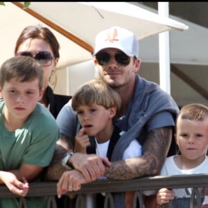 David, Victoria Beckham et leurs trois garçons Brooklyn, Romeo et Cruz en mai 2010.
