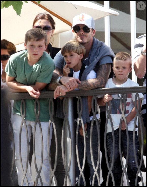 David, Victoria Beckham et leurs trois garçons Brooklyn, Romeo et Cruz en mai 2010.