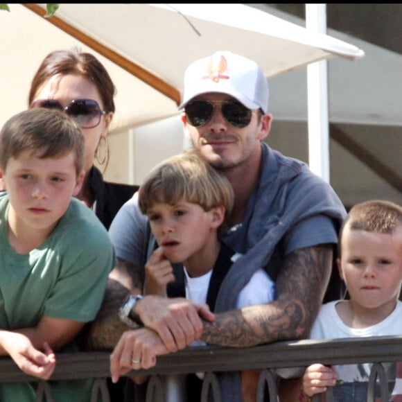 David, Victoria Beckham et leurs trois garçons Brooklyn, Romeo et Cruz en mai 2010.