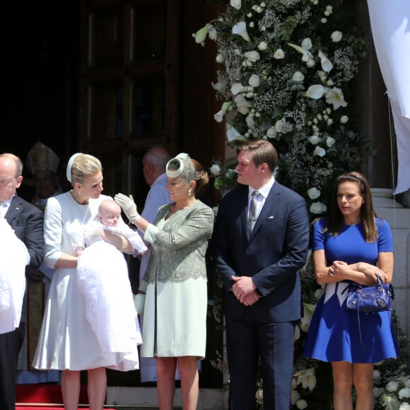 Gareth Wittstock, Nerine Pienaar, la princesse Caroline de Hanovre, le prince Albert II de Monaco avec la princesse Gabriella, la princesse Charlène de Monaco avec le prince Jacques, Diane de Polignac Nigra, Christopher Le Vine Jr et la princesse Stéphanie de Monaco - Baptême des enfants princiers de LL.AA.SS. le prince Albert II de Monaco et la princesse Charlène, S.A.S. le prince héréditaire Jacques et S.A.S. la princesse Gabriella en la Cathédrale de Monaco en présence des membres de la famille princière et de la famille Wittstock. Monaco le 10 mai 2015.