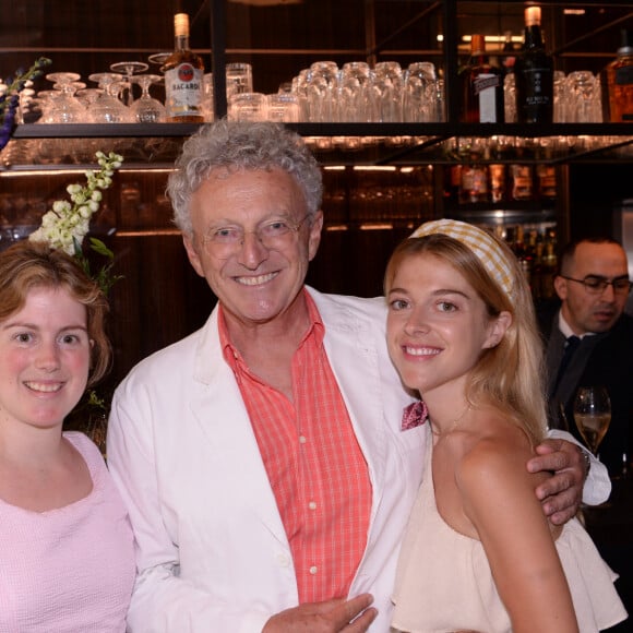 Exclusif - Nelson Monfort et ses filles Isaure et Victoria à l'inauguration de la galerie Fred Allard à l'hôtel Lutetia rive gauche à Paris le 27 juin 2019. © Rachid Bellak/Bestimage