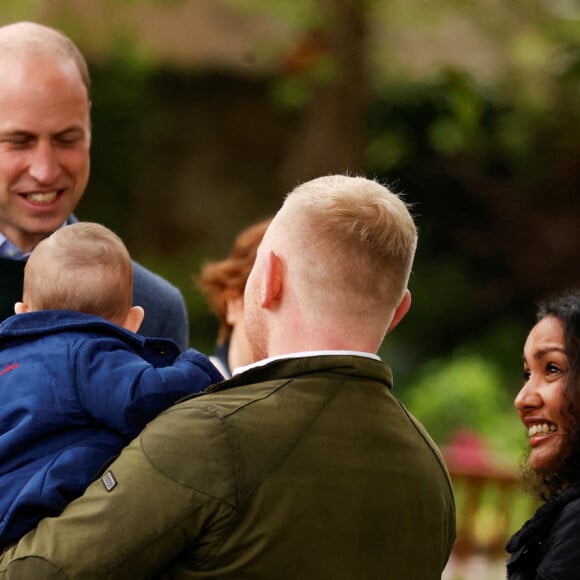 Le prince William, duc de Cambridge et Catherine (Kate) Middleton, duchesse de Cambridge, rencontrent des enfants d'Edzell Nursery lors de leur visite au parc Starbank à Édimbourg, Ecosse, Royaume Uni, le 27 mai 2021, pour découvrir comment "Fields in Trust" contribue à la protection des espaces verts de la ville.