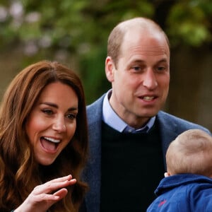 Le prince William, duc de Cambridge et Catherine (Kate) Middleton, duchesse de Cambridge, rencontrent des enfants d'Edzell Nursery lors de leur visite au parc Starbank à Édimbourg, Ecosse, Royaume Uni, le 27 mai 2021, pour découvrir comment "Fields in Trust" contribue à la protection des espaces verts de la ville.