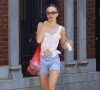 Lily-Rose Depp se balade en mini-short et santiags à New York, le 28 juin 2021.