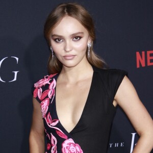 Lily-Rose Depp, incendiaire, dévoile ses looks sexy lors d"un shooting photo sur Instagram