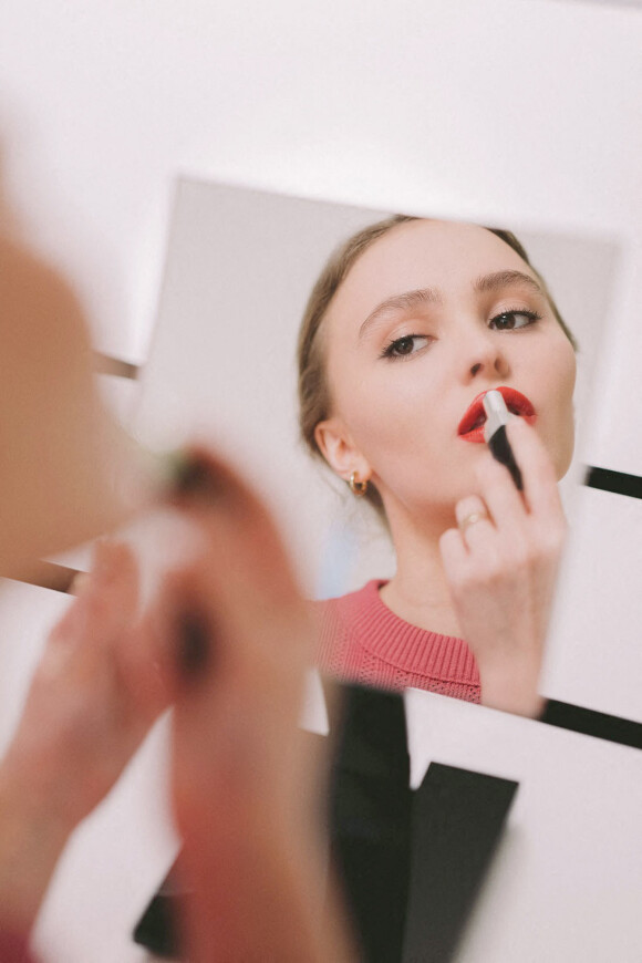 Lily-Rose Depp participe à l'élaboration des rouges à lèvres dans le laboratoire de Chanel Beauty. A Paris, le 26 mars 2021.