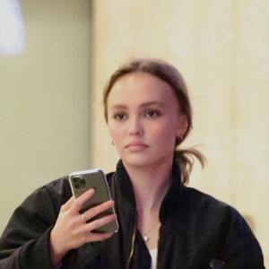 Lily-Rose Depp à la sortie d'un cinéma de Los Angeles, le 3 janvier 2020.