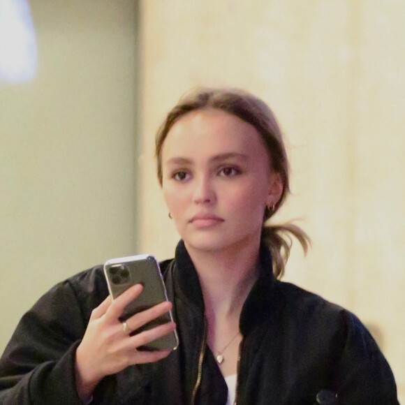 Lily-Rose Depp à la sortie d'un cinéma de Los Angeles, le 3 janvier 2020.