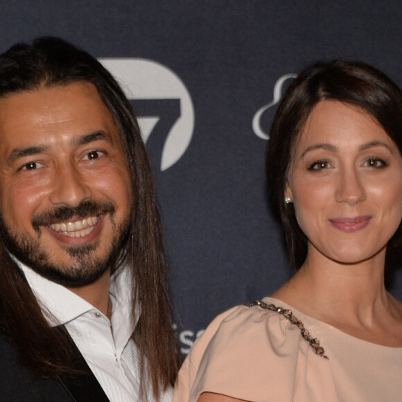 Moundir et sa femme Inès - Photocall de la 10ème cérémonie des Globes de Cristal au Lido à Paris, le 13 avril 2015.