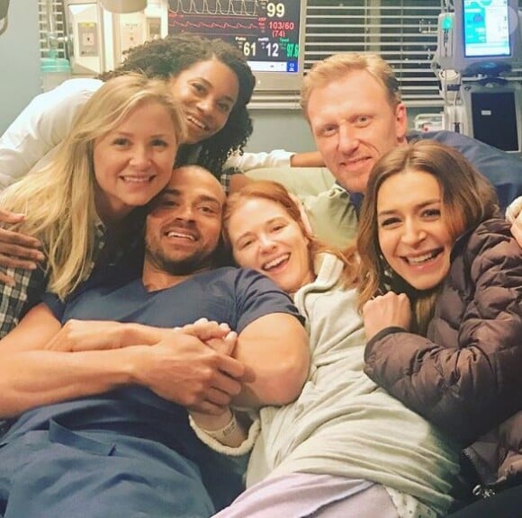 Jesse Williams, Sarah Drew (au milieu) et l'équipe de Grey's Anatomy. Mai 2018.