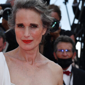 Andie MacDowell - Montée des marches du film " Tout s'est bien passé " lors du 74ème Festival International du Film de Cannes. Le 7 juillet 2021 © Rachid Bellak / Bestimage 