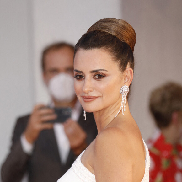 Penelope Cruz assiste à la projection du film "Competencia oficial" lors du 78e Festival International du Film de Venise (La Mostra). Venise, le 4 septembre 2021.